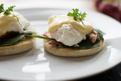 Eggs Benedict with ham and spinach