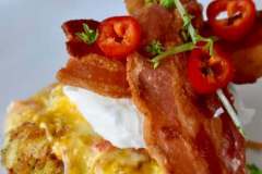 Hashed potatoes with sour cream and bacon