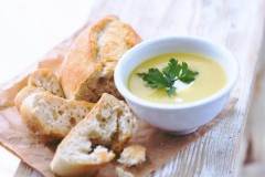 Potatoes and leek soup with bread
